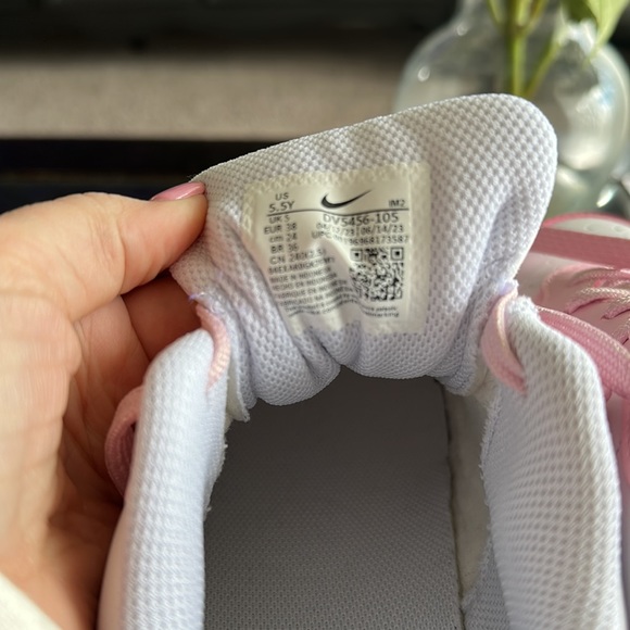 EUC Nike pink and white shoes - Picture 6 of 7